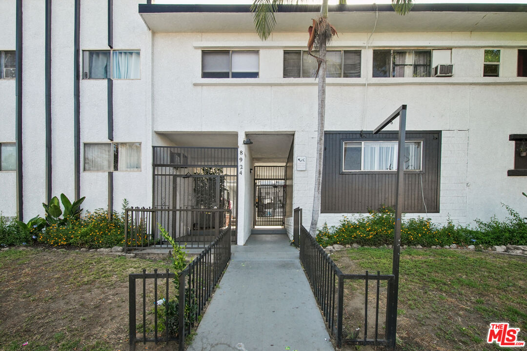 8924 Van Nuys Blvd Unit: 14