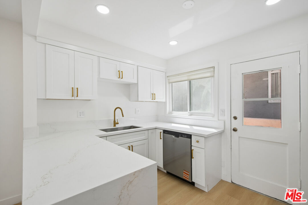 919 S Sherbourne Dr Unit: 1