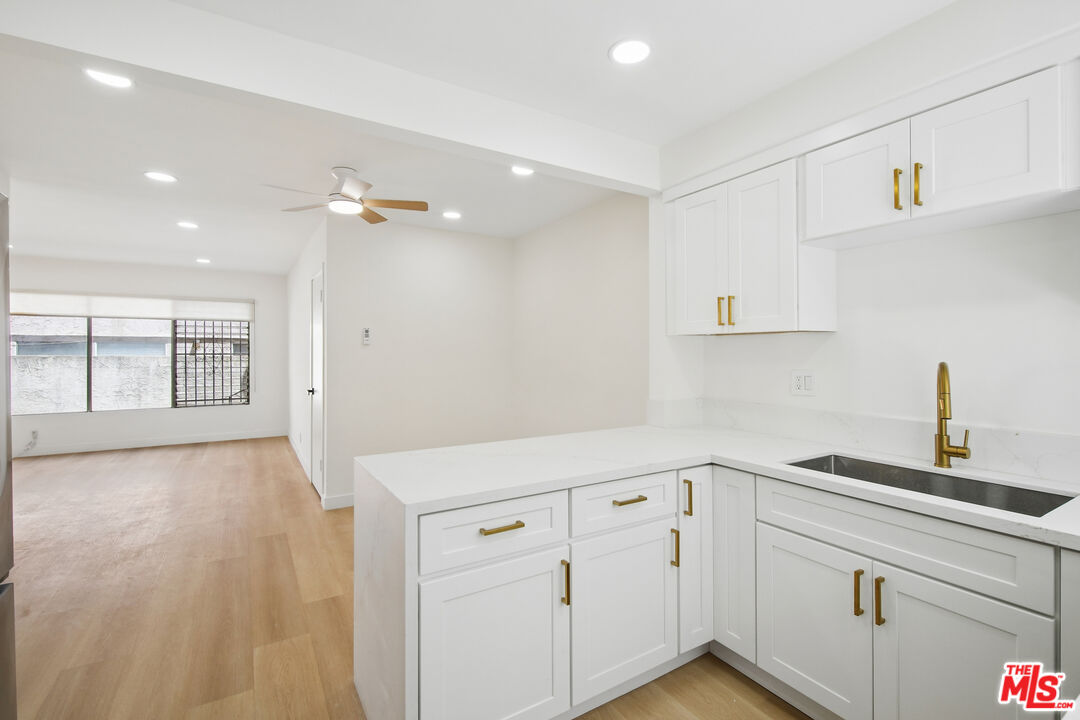 919 S Sherbourne Dr Unit: 1
