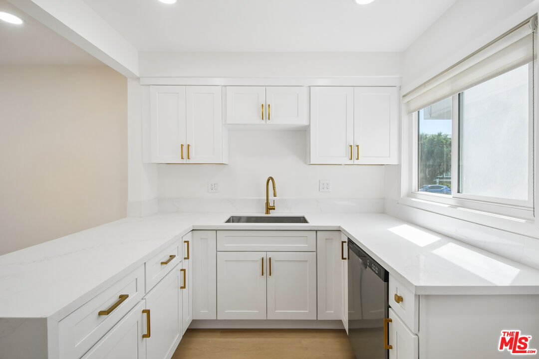 919 S Sherbourne Dr Unit: 1
