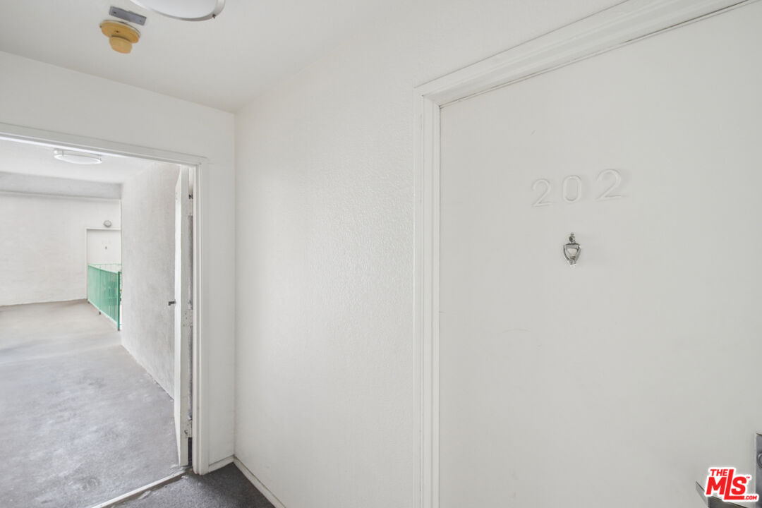 870 Crenshaw Blvd Unit: 202
