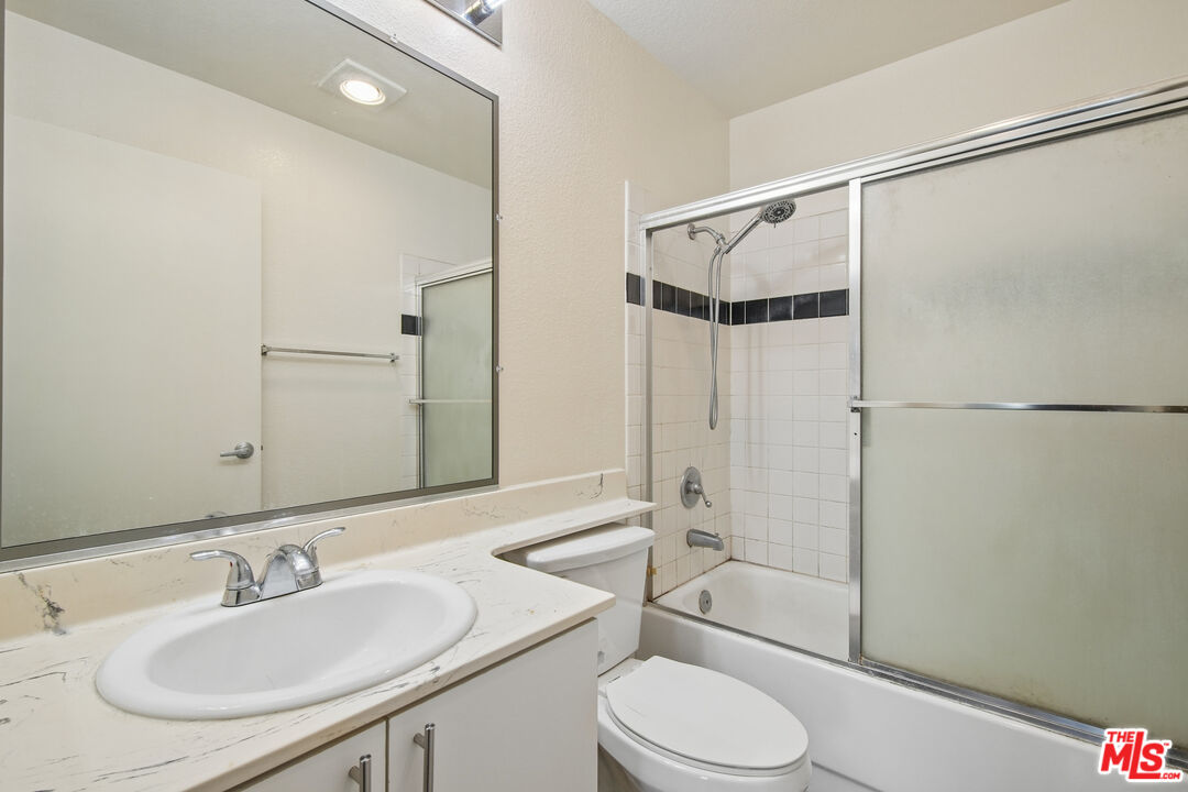 870 Crenshaw Blvd Unit: 202