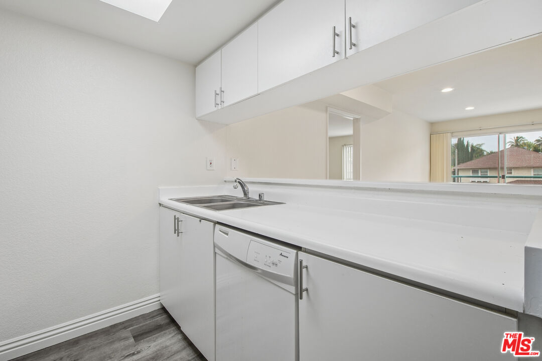 870 Crenshaw Blvd Unit: 202
