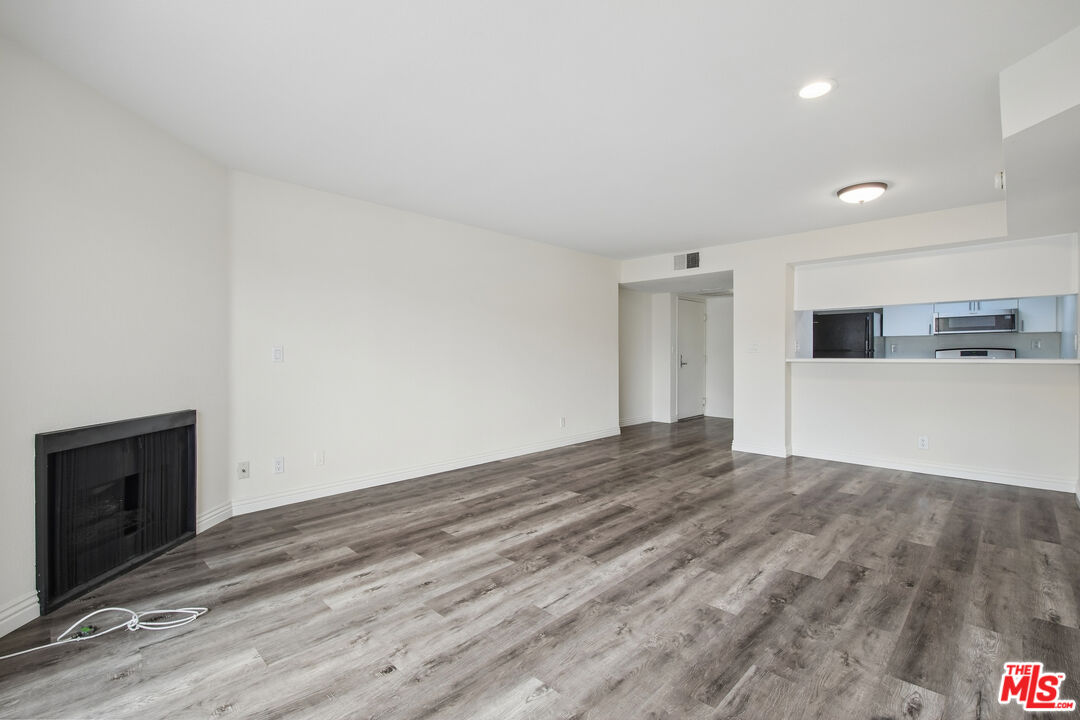 870 Crenshaw Blvd Unit: 202