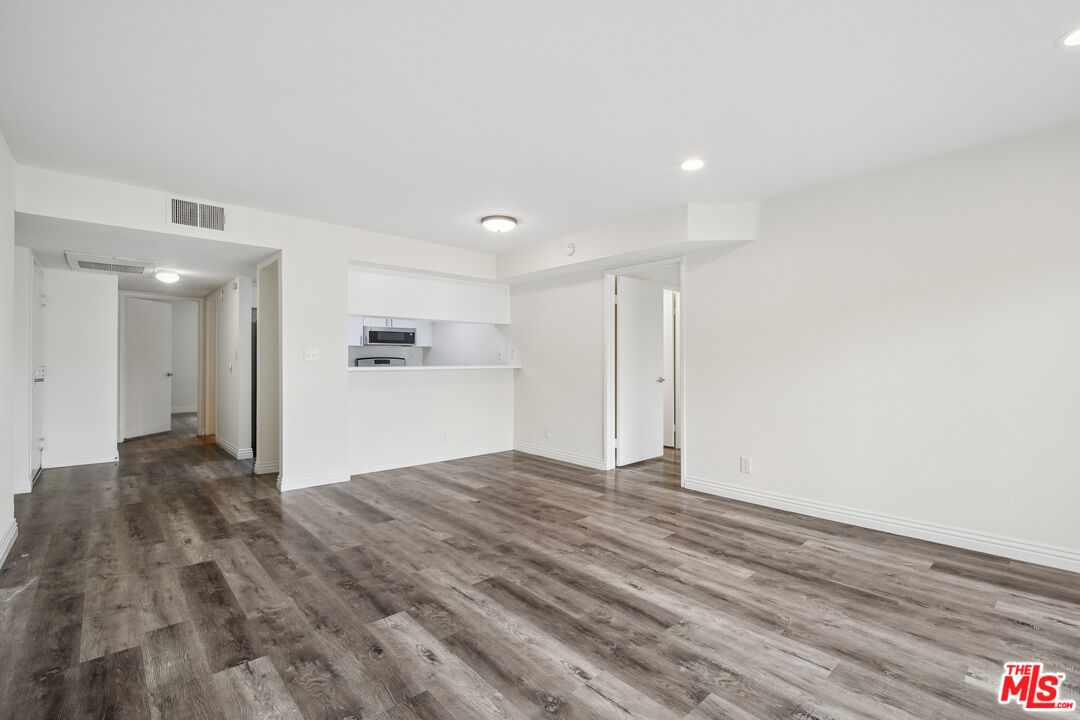 870 Crenshaw Blvd Unit: 202