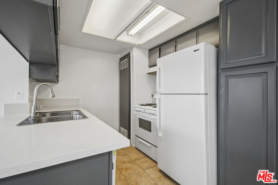 11924 Mayfield Ave Unit: 5