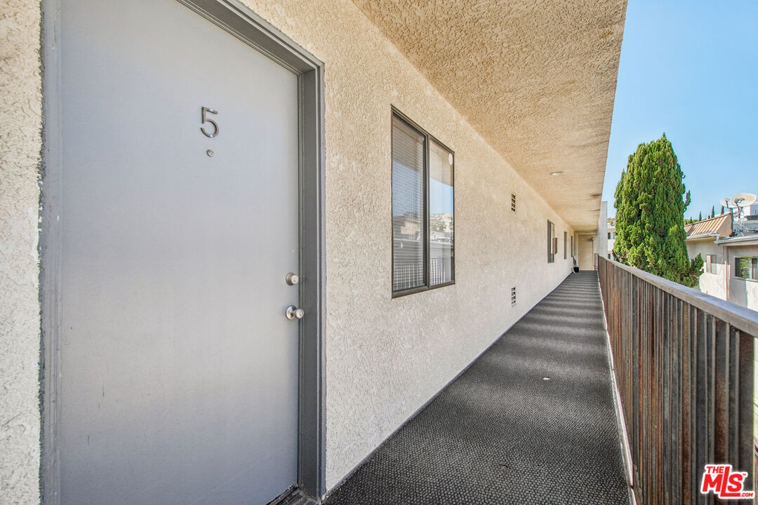11924 Mayfield Ave Unit: 5
