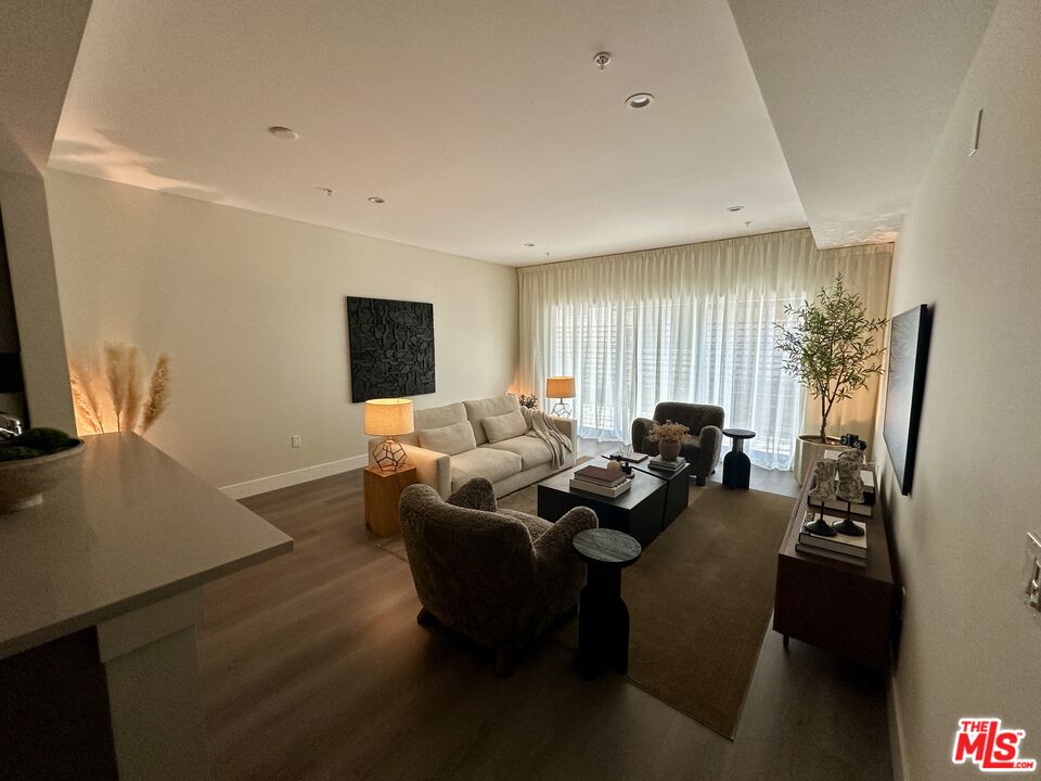 1223 N Hayworth Ave Unit: 2