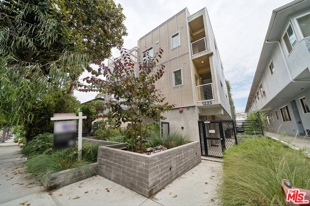 1223 N Hayworth Ave Unit: 2