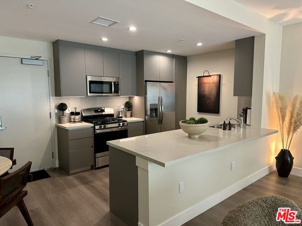 1223 N Hayworth Ave Unit: 2