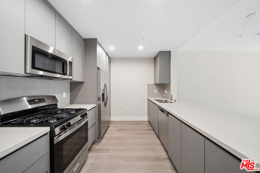 1223 N Hayworth Ave Unit: 2