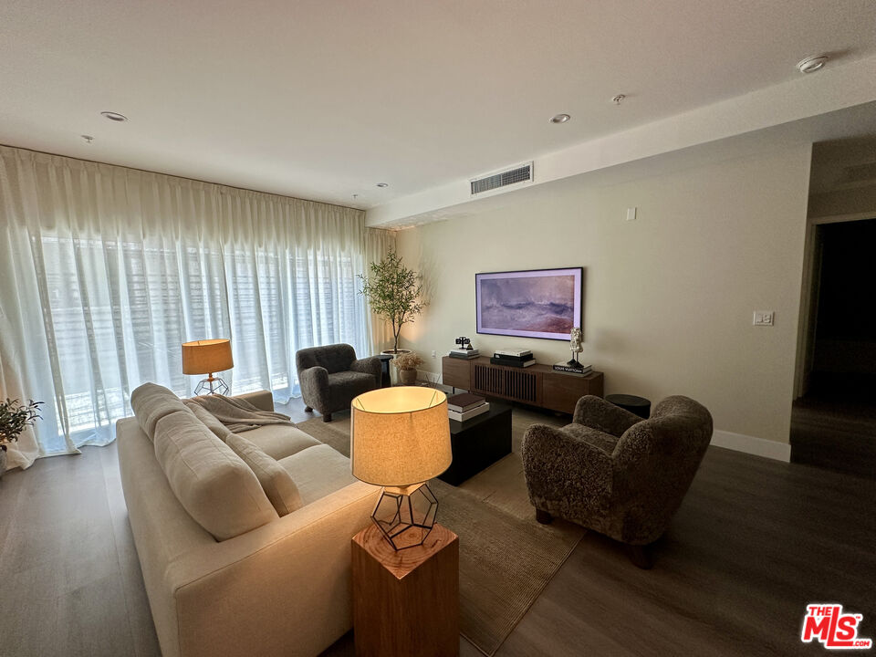 1223 N Hayworth Ave Unit: 2