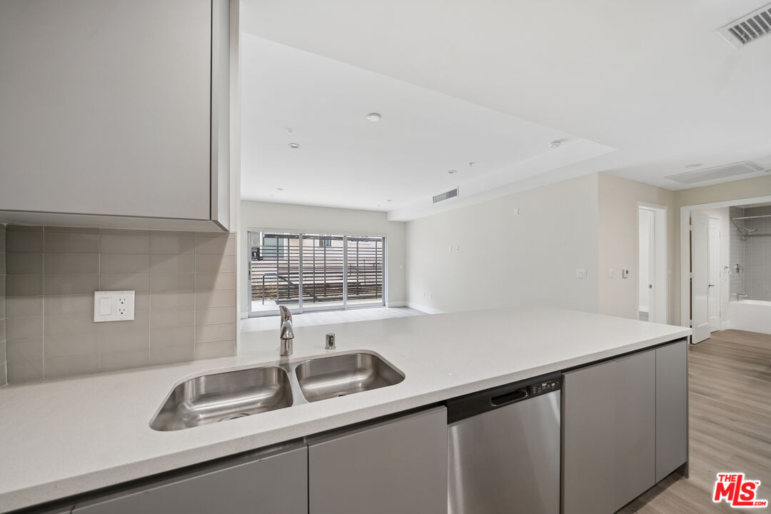1223 N Hayworth Ave Unit: 2