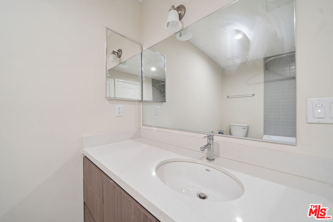 1223 N Hayworth Ave Unit: 2