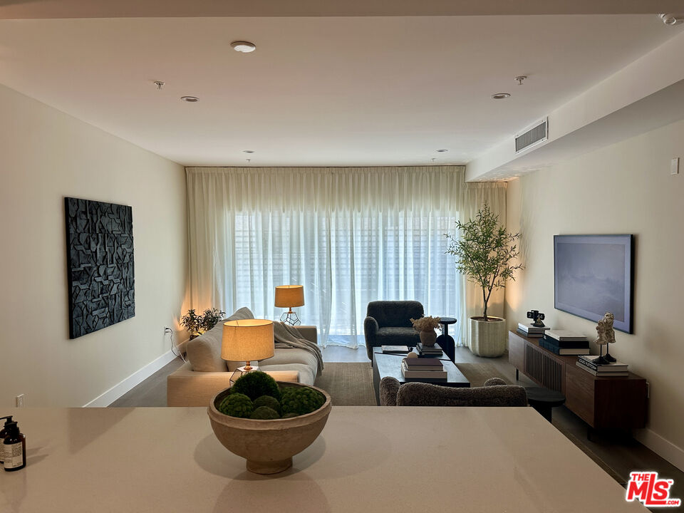 1223 N Hayworth Ave Unit: 2