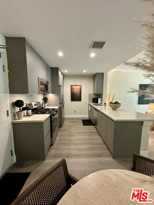 1223 N Hayworth Ave Unit: 2