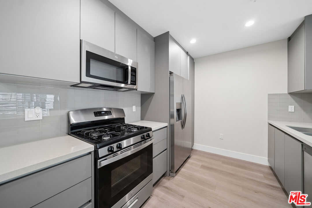 1223 N Hayworth Ave Unit: 2