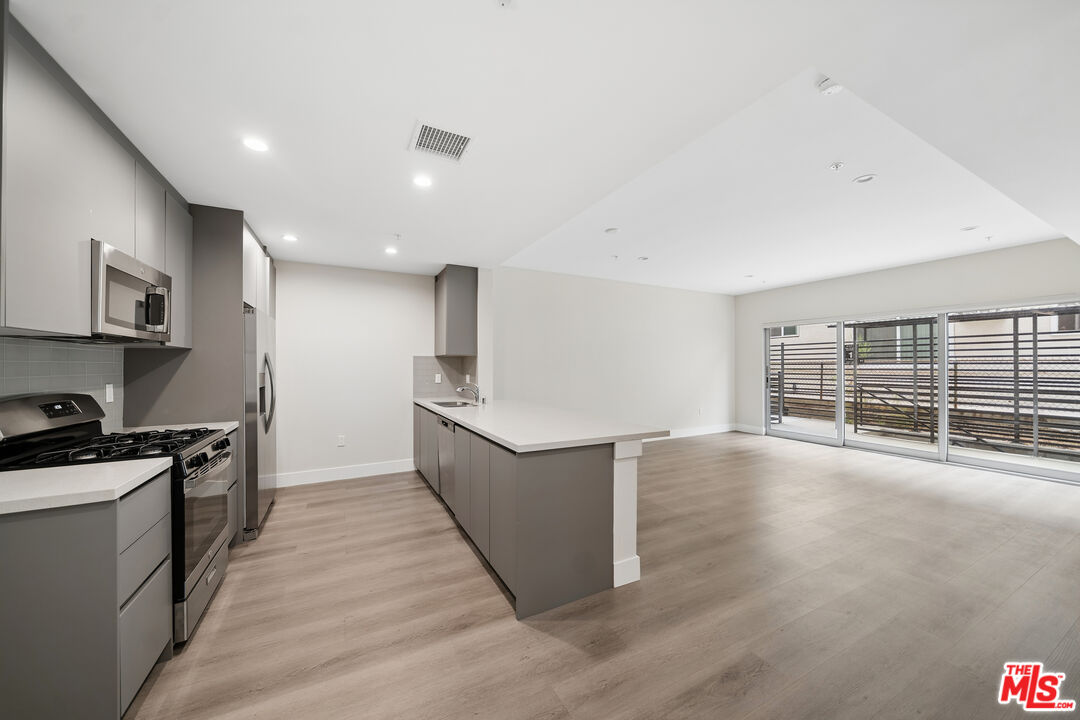 1223 N Hayworth Ave Unit: 2