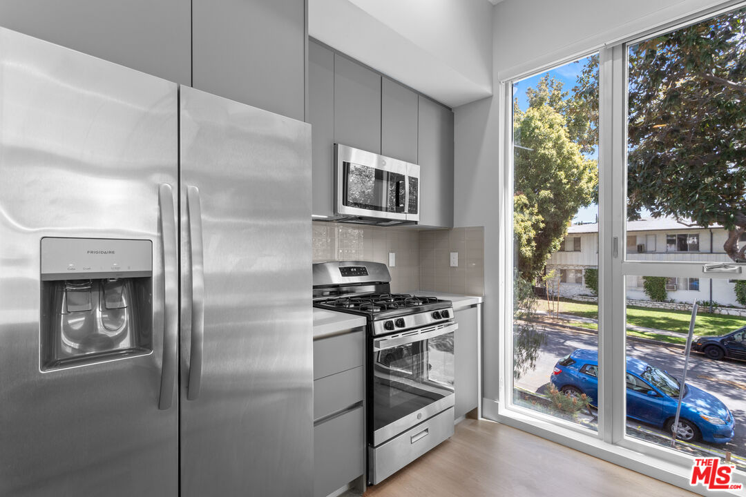 1223 N Hayworth Ave Unit: 6