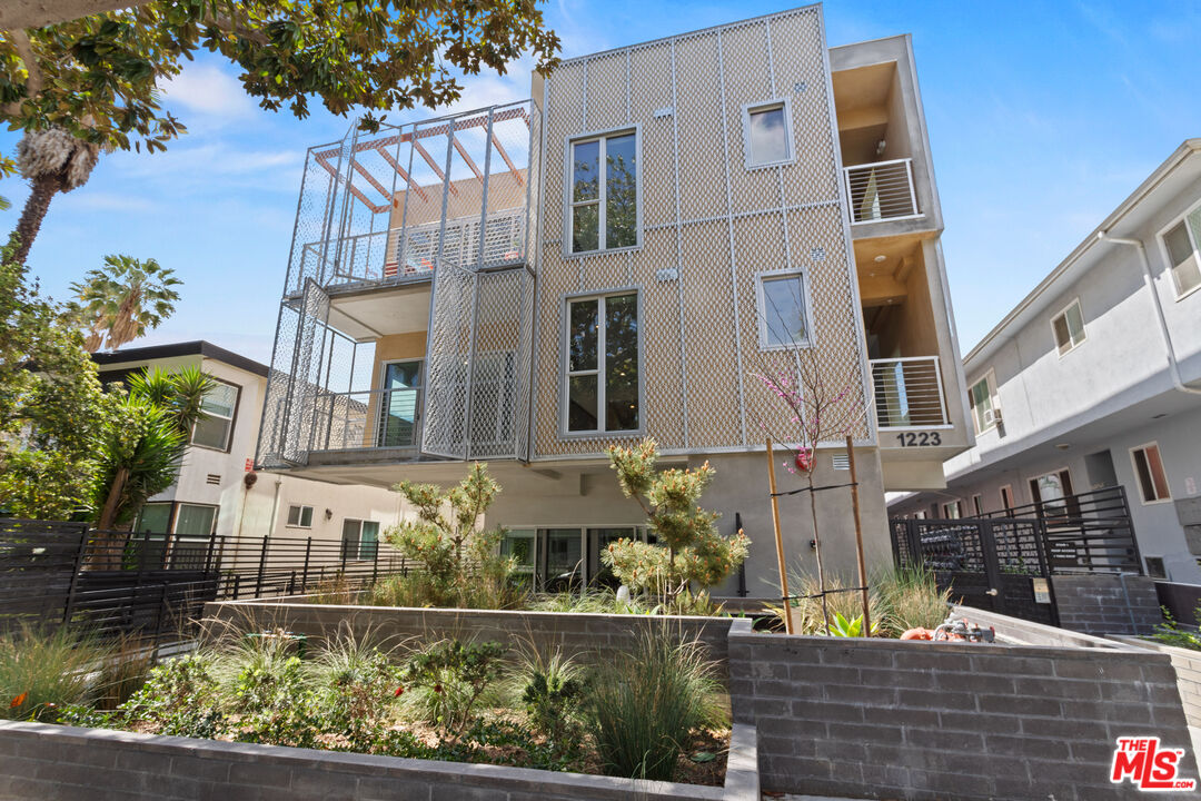 1223 N Hayworth Ave Unit: 6