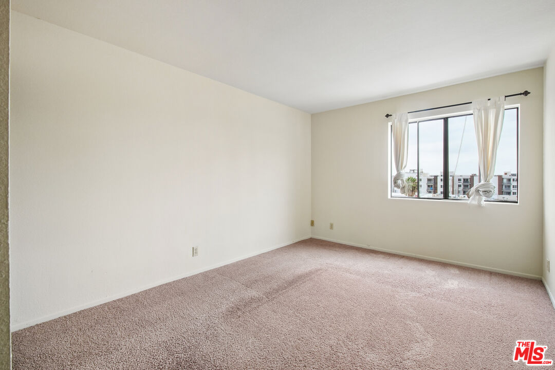 1519 N Martel Ave Unit: 202