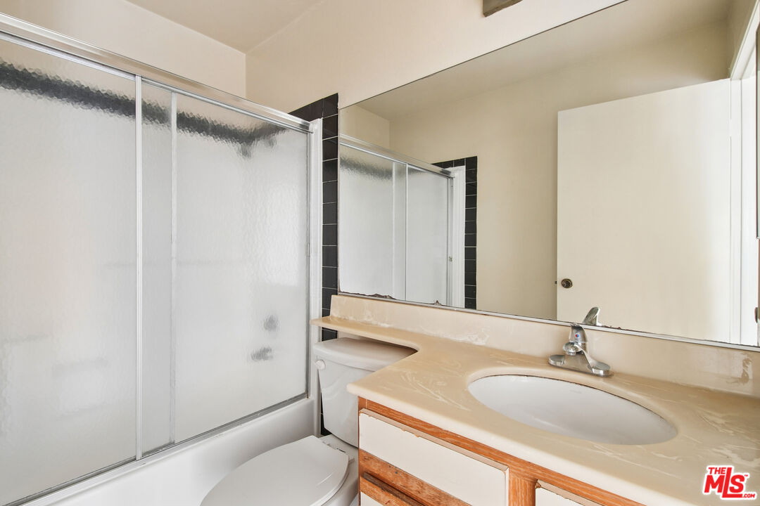 1519 N Martel Ave Unit: 202