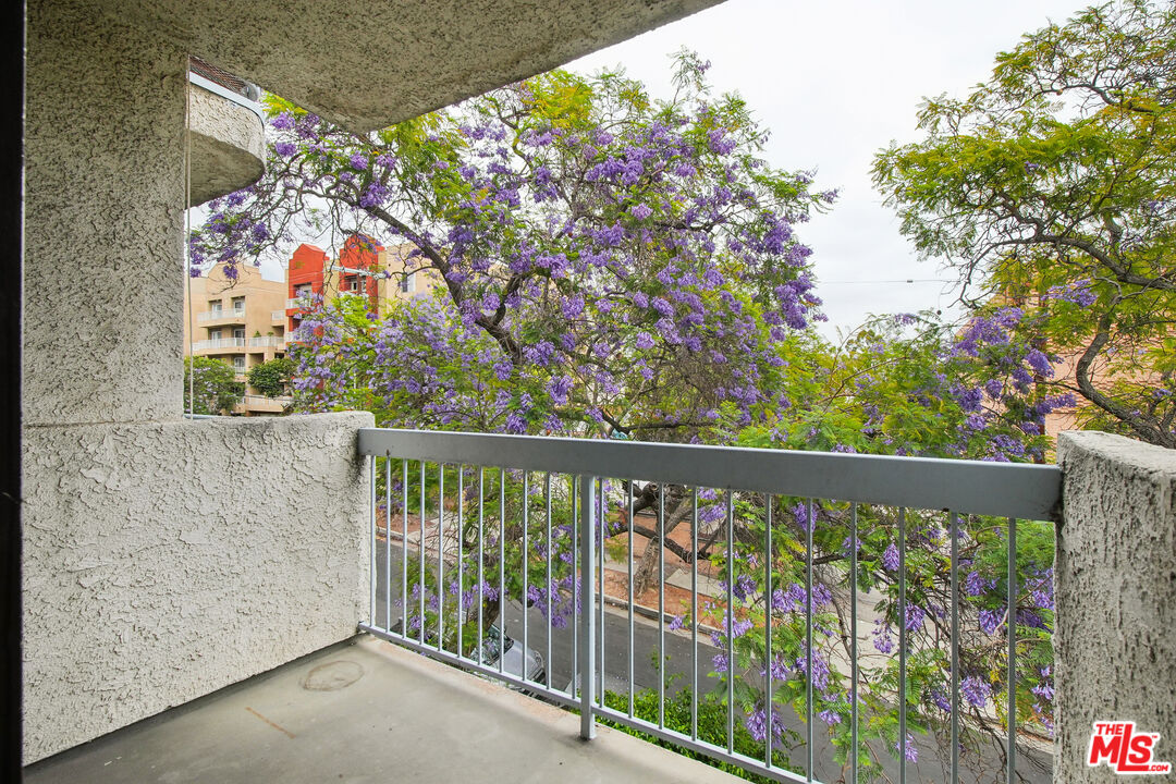 1519 N Martel Ave Unit: 202