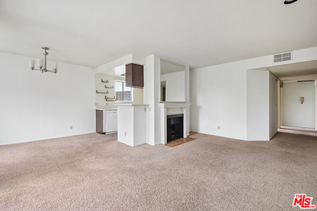 1519 N Martel Ave Unit: 202