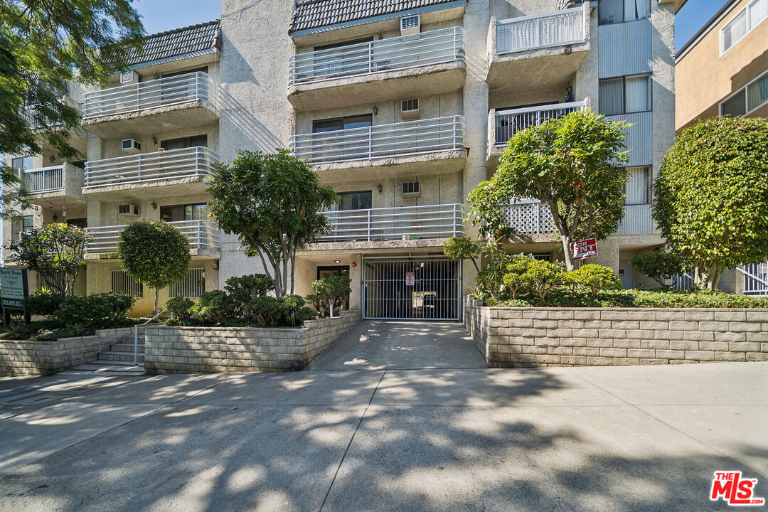 1519 N Martel Ave Unit: 202