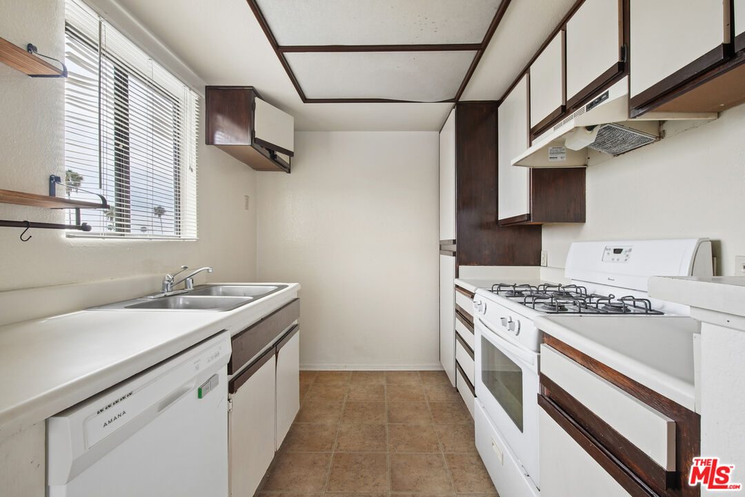 1519 N Martel Ave Unit: 202
