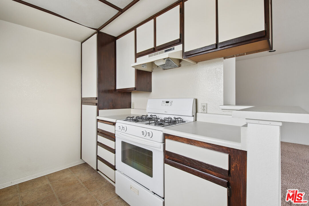 1519 N Martel Ave Unit: 202