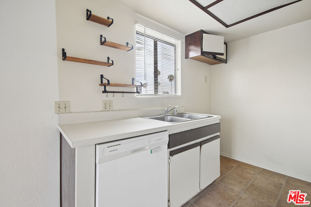 1519 N Martel Ave Unit: 202