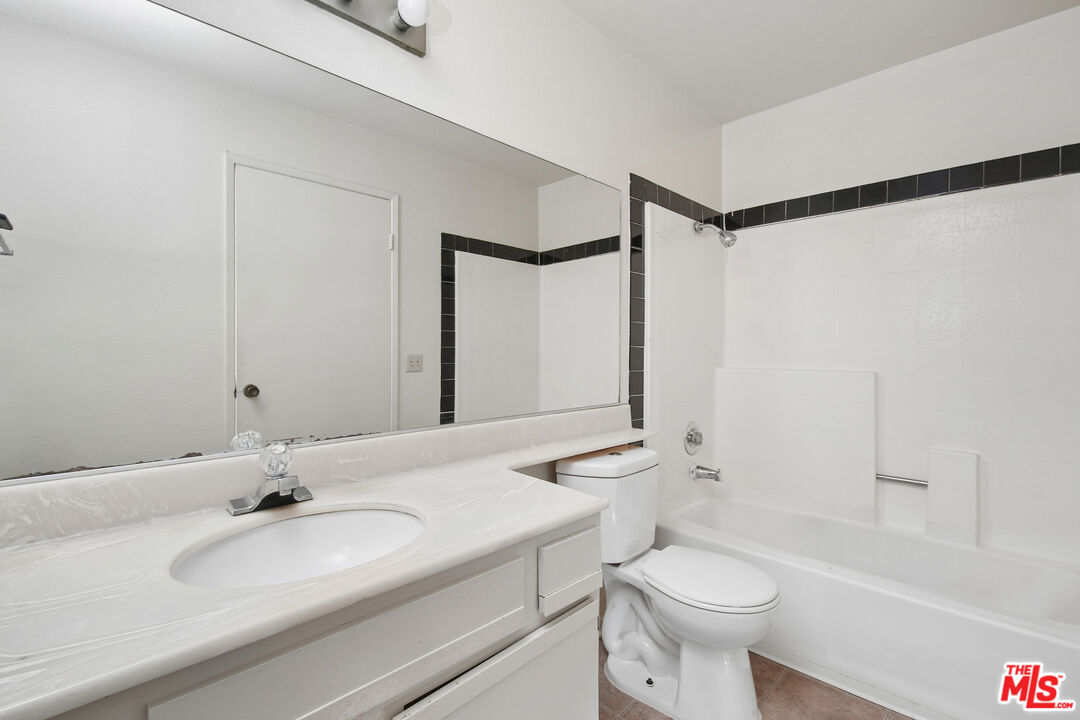 1519 N Martel Ave Unit: 202
