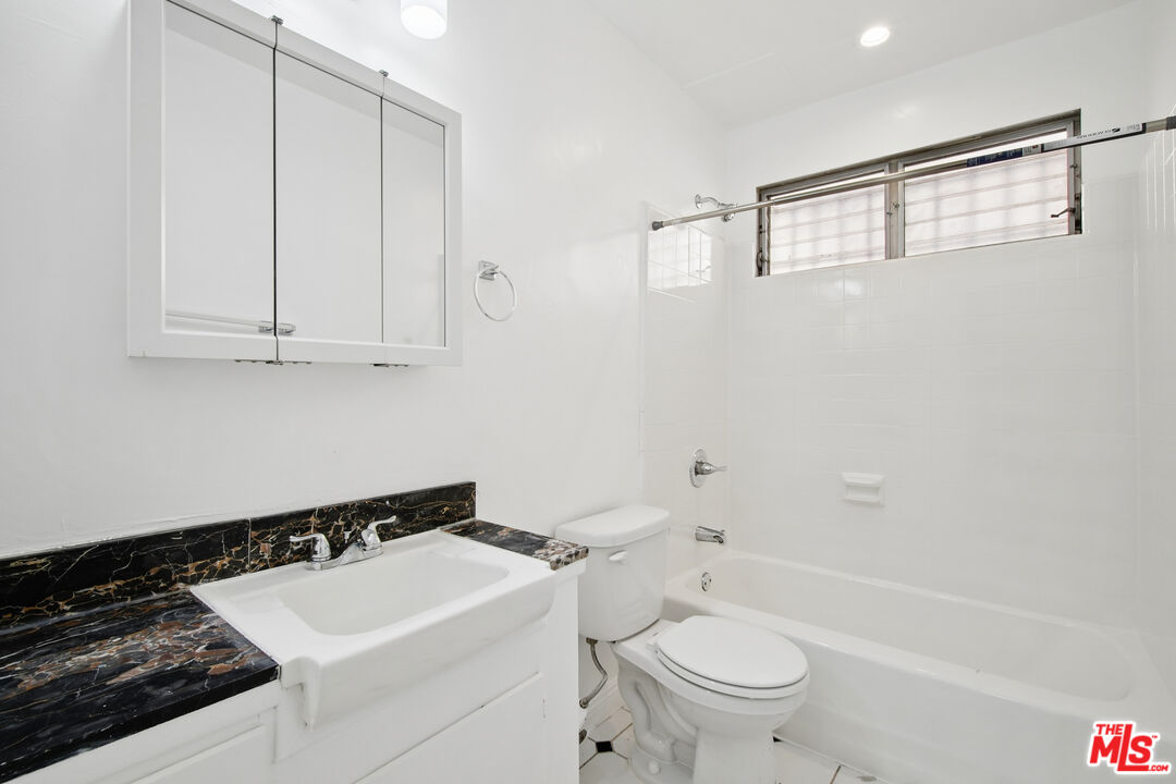6153 Lexington Ave Unit: 29