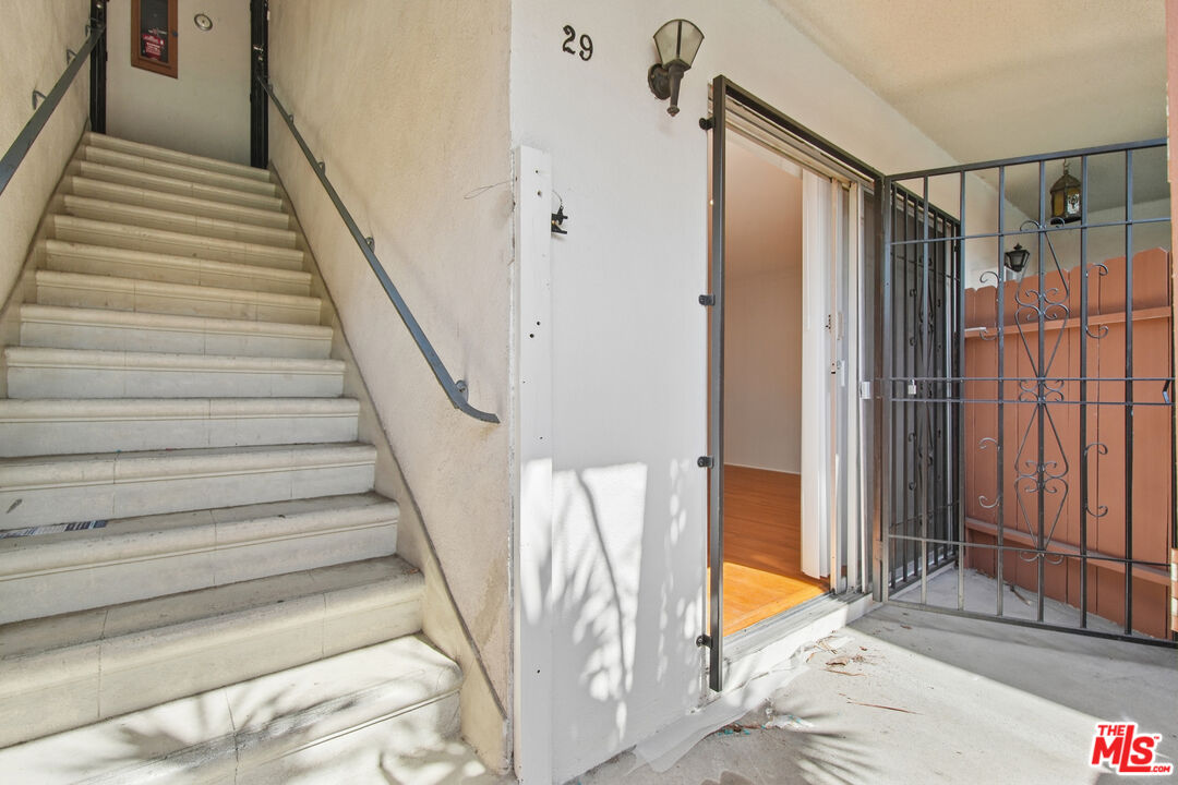 6153 Lexington Ave Unit: 29
