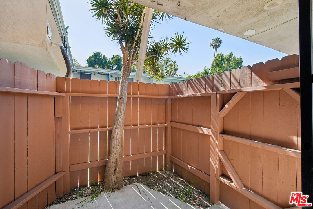 6153 Lexington Ave Unit: 29