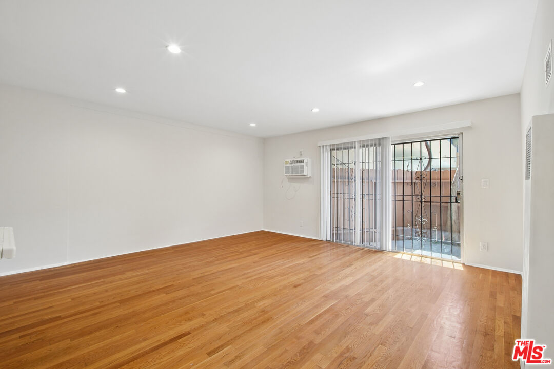 6153 Lexington Ave Unit: 29