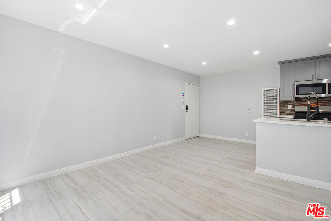 852 N Bunker Hill Ave Unit: 105