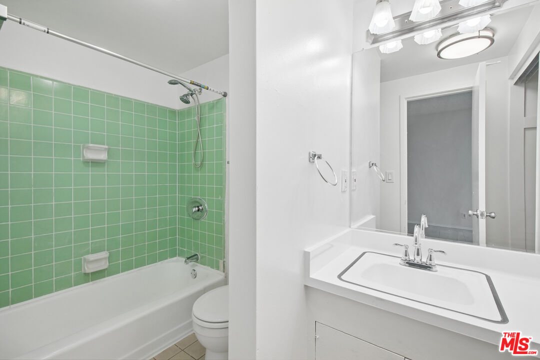 400 S Occidental Blvd Unit: 18