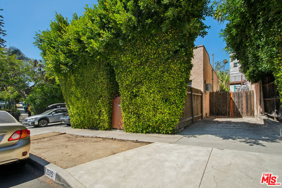 2515 Elsinore St