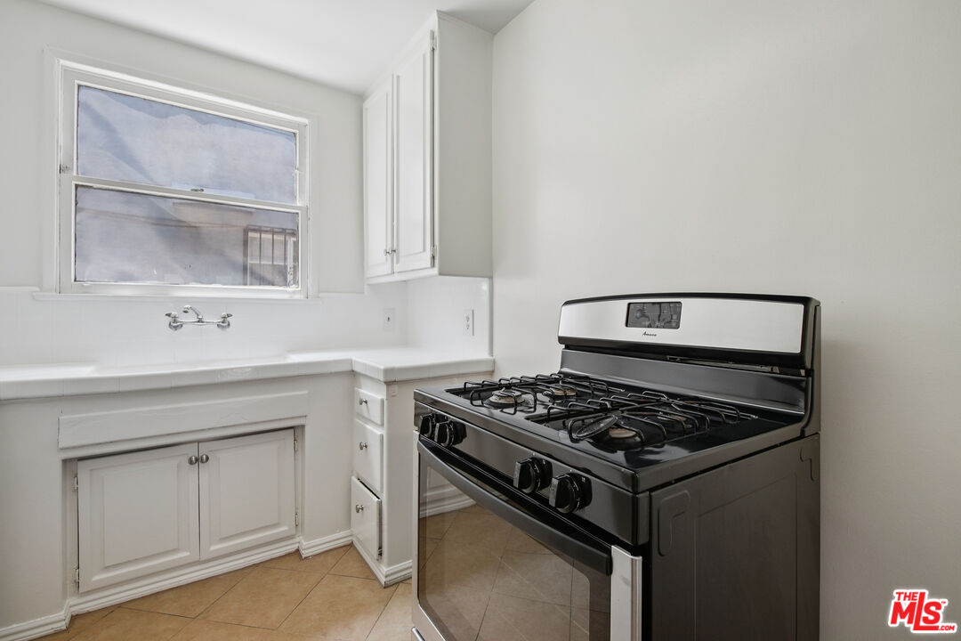 1138 S Sherbourne Dr Unit: 3
