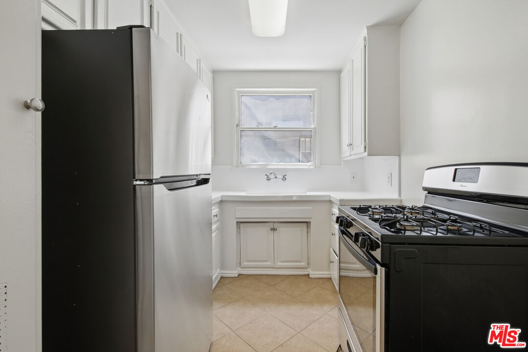 1138 S Sherbourne Dr Unit: 3