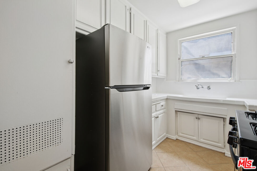 1138 S Sherbourne Dr Unit: 3