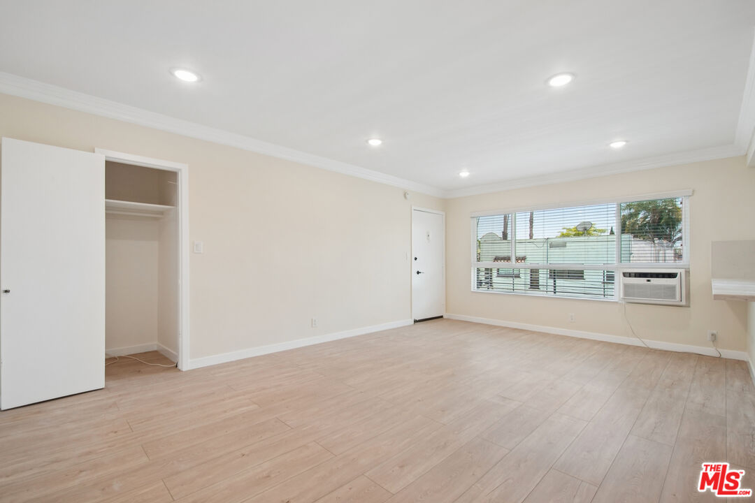 1215 N Hayworth Ave Unit: 206