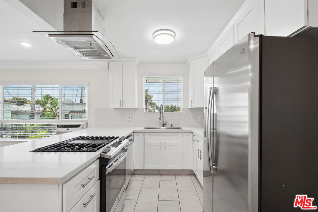 1215 N Hayworth Ave Unit: 206