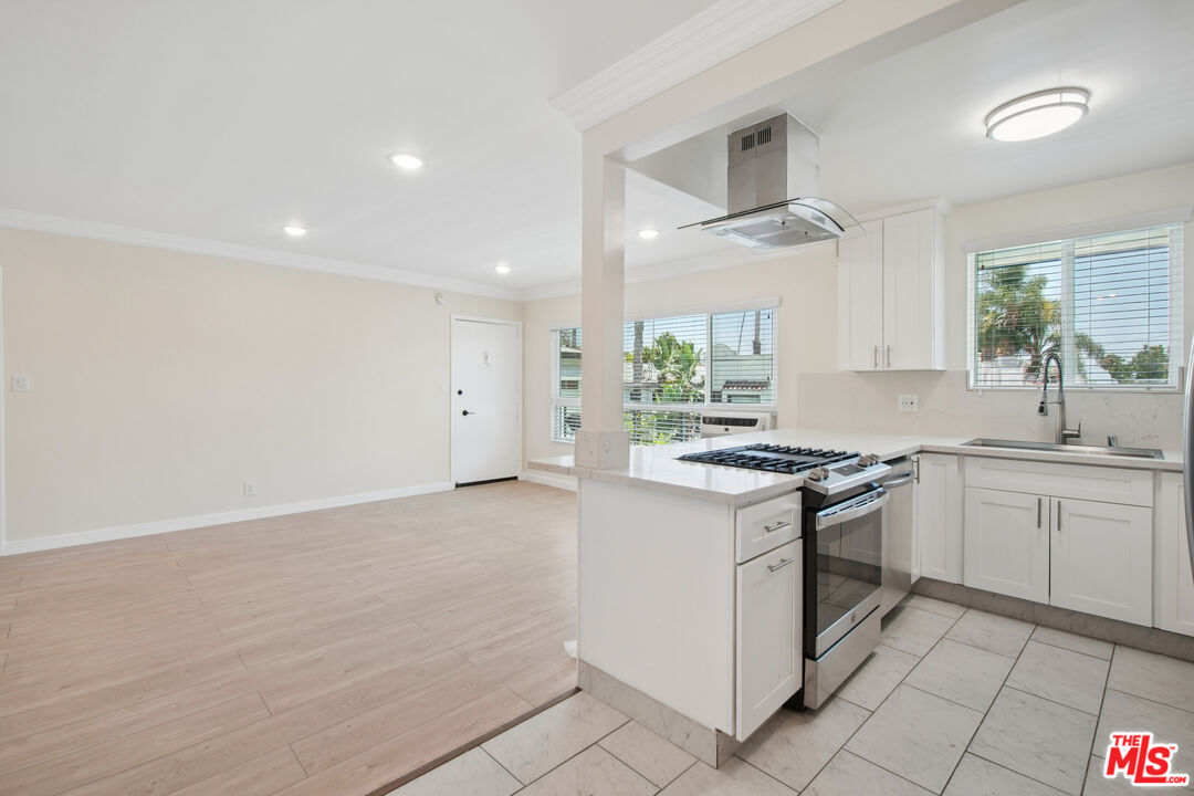 1215 N Hayworth Ave Unit: 206