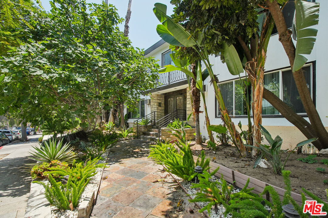 1215 N Hayworth Ave Unit: 206