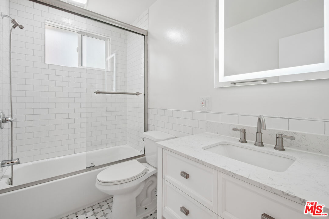 1215 N Hayworth Ave Unit: 206