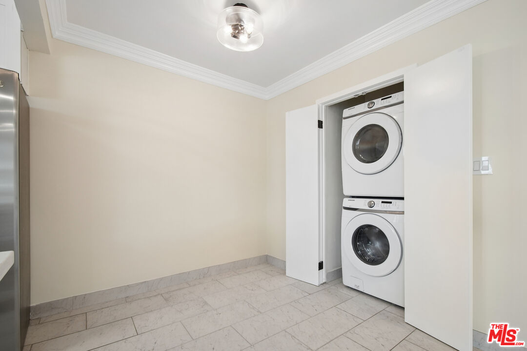 1215 N Hayworth Ave Unit: 206