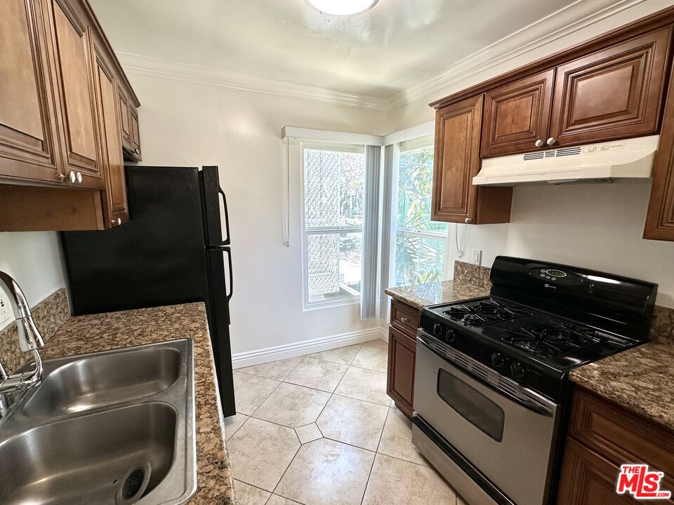 1215 N Hayworth Ave Unit: 203